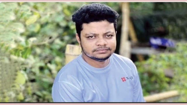 মোবাইল দোকানের তাকের গ্লাস পড়ে যুবকের মৃত্যু